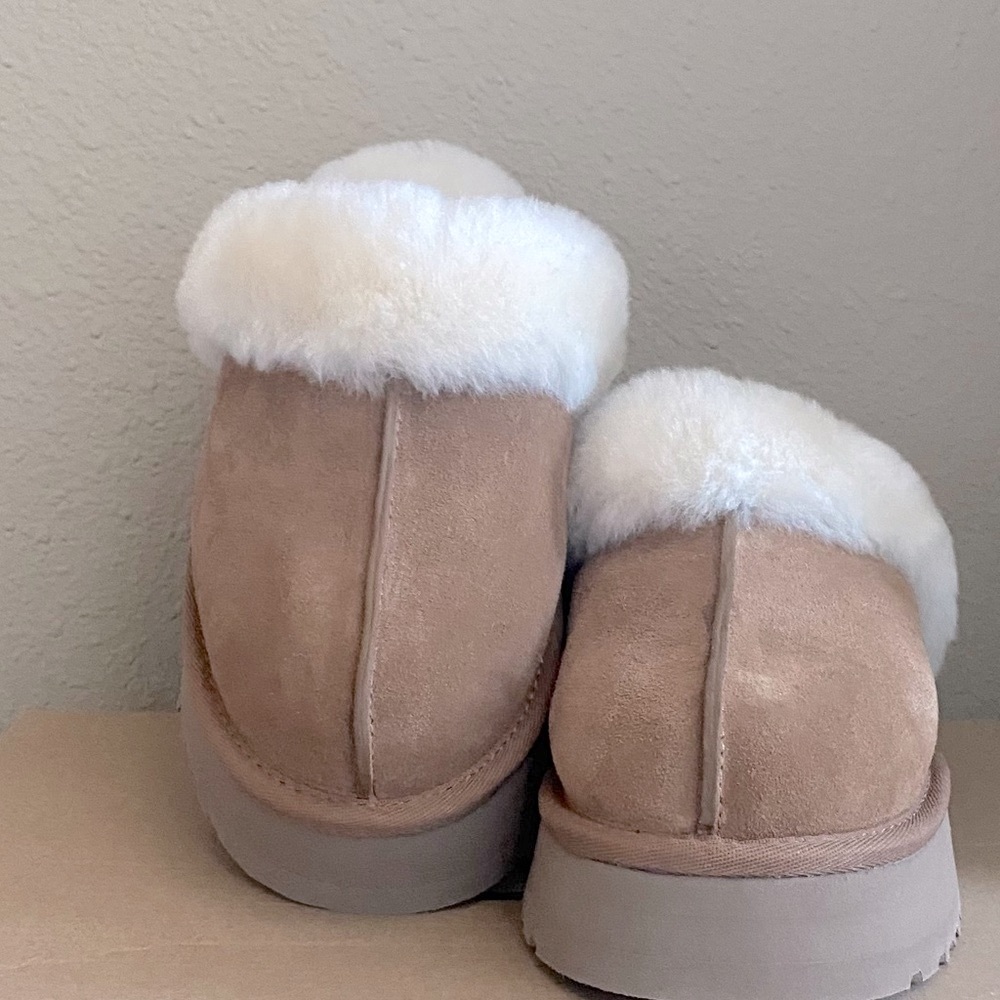 UGG DISQUETTE New In Box! Women’s size 8-chestnut Suede/Sheepskin Slippers Shoes